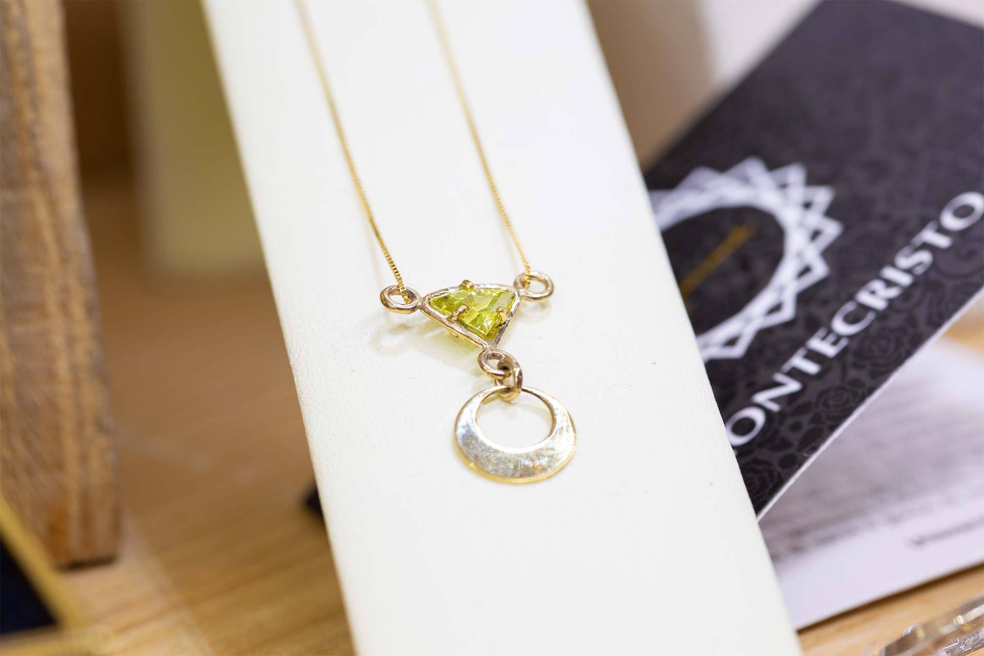 Vetrina peridoto - Collezione Montecristo | Gioielleria artigianale Benedetti di pisa dal 1932